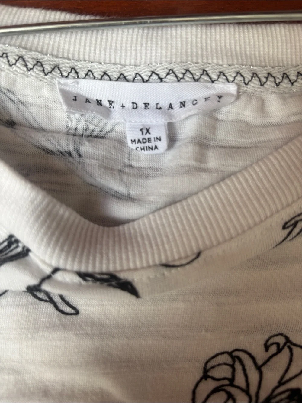 Jane & Delancey Women's White Black Floral V-Neck Blouse size 1 x